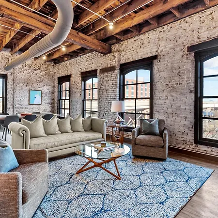 2Br Riverfront Loft-Gated Parking-P206